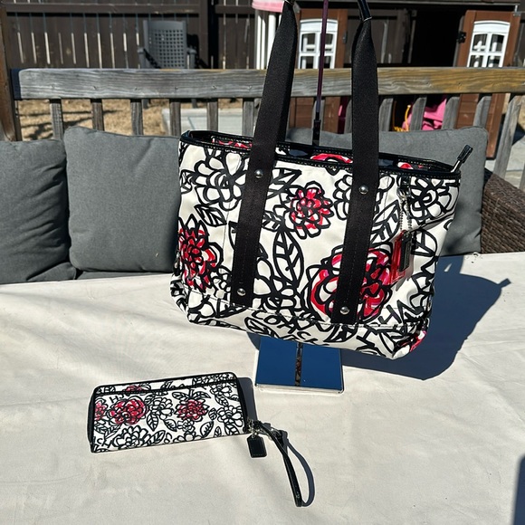 Coach Handbags - Coach poppy bundle with wristlet and shoulder bag
